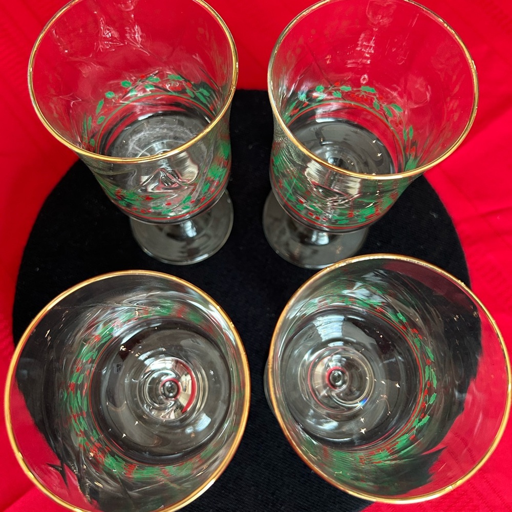 Vintage Arby’s Holiday Collection water/wine goblets or glasses. Set of 4